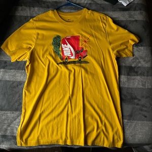 size large yellow nike design t shirt